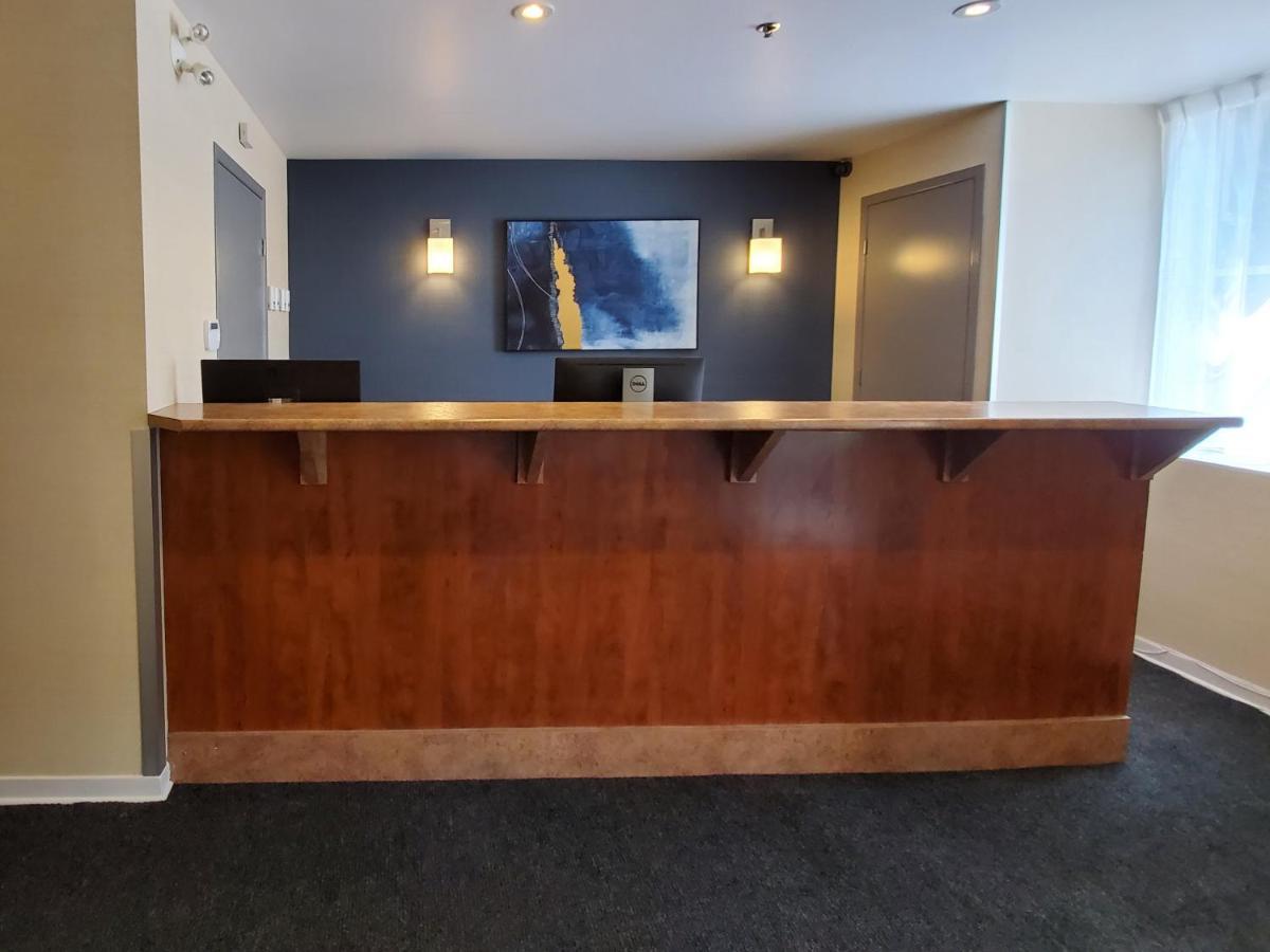 Econo Lodge Монреаль Экстерьер фото