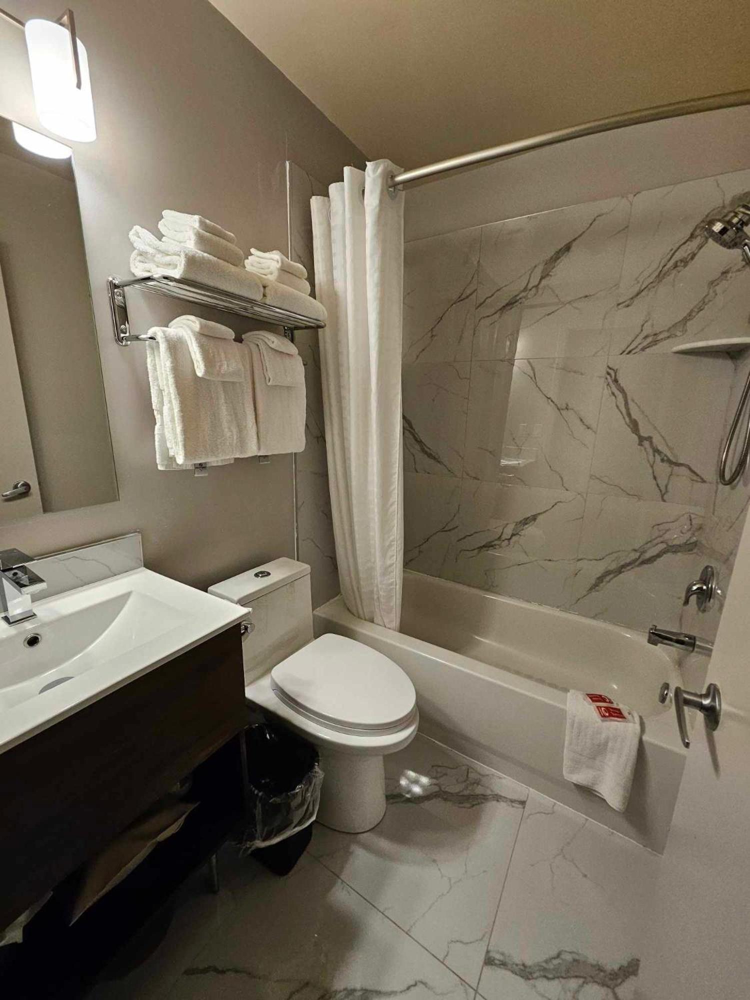 Econo Lodge Монреаль Экстерьер фото