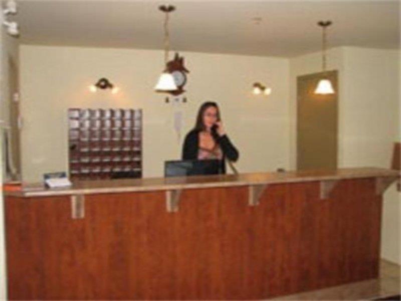 Econo Lodge Монреаль Интерьер фото
