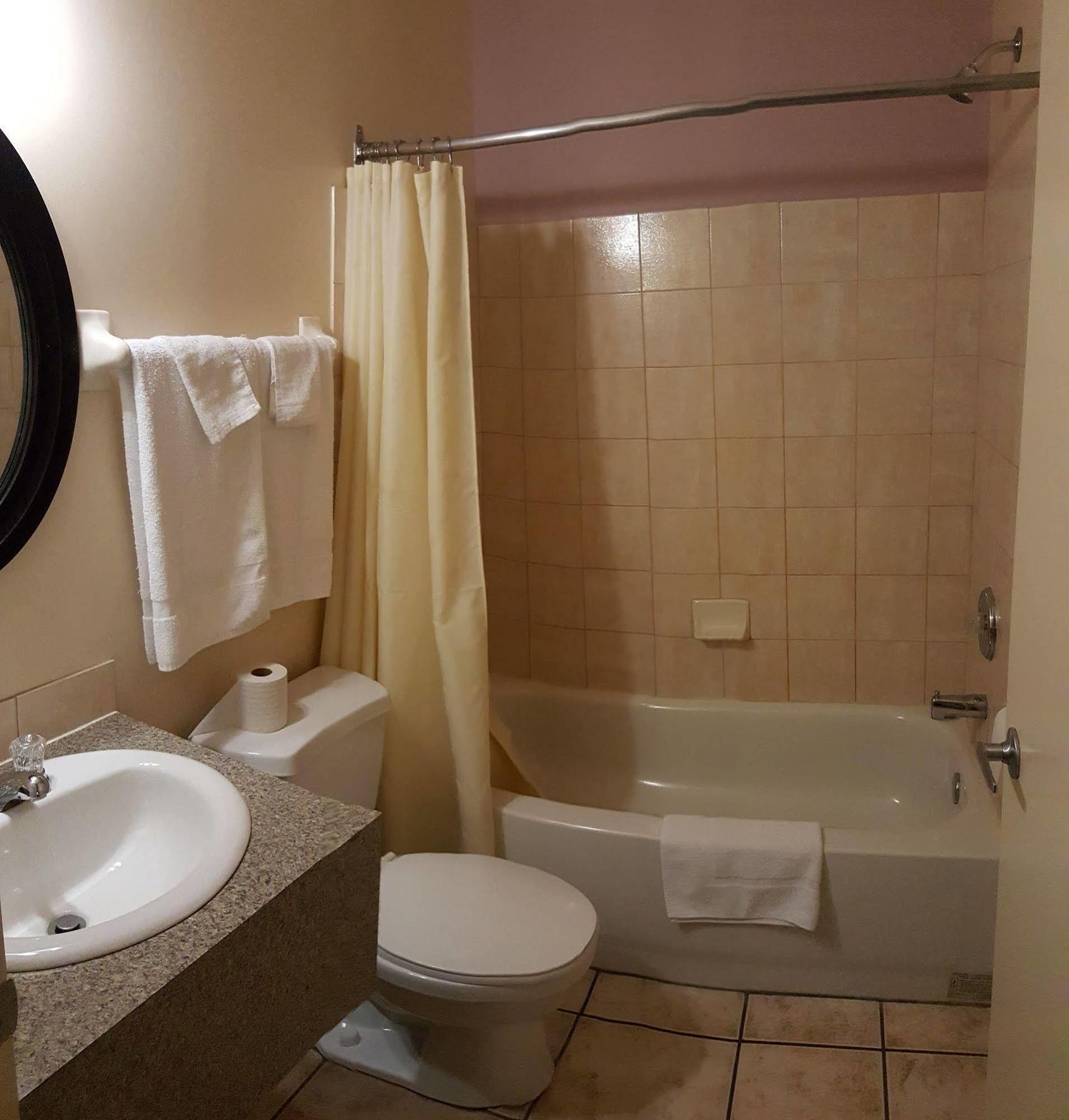 Econo Lodge Монреаль Экстерьер фото